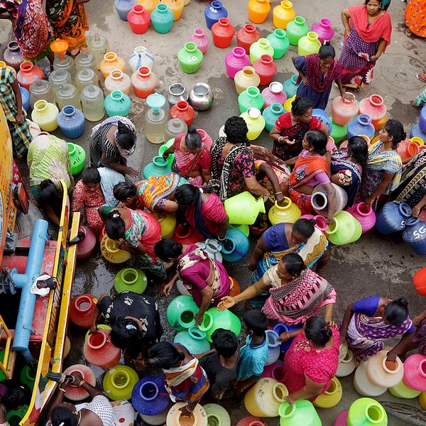 I Indiens sjätte största stad Chennai håller vattnet på att ta slut och många hämtar dricksvatten från tankar. Bilden är från juni 2019.