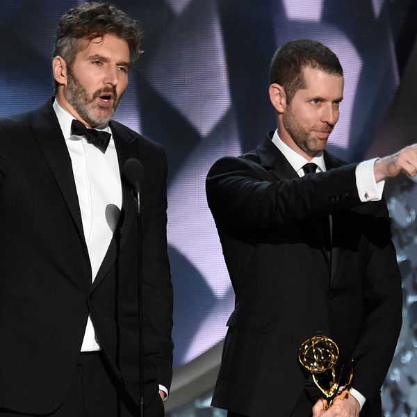 Benioff och Weiss i smoking på Emmygalans scen 2016.