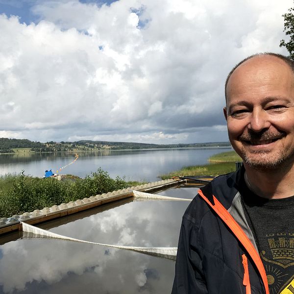 Torbjörn Aronsson, natruvårdshandläggare vid Aneby kommun, vid sjön Ralången.