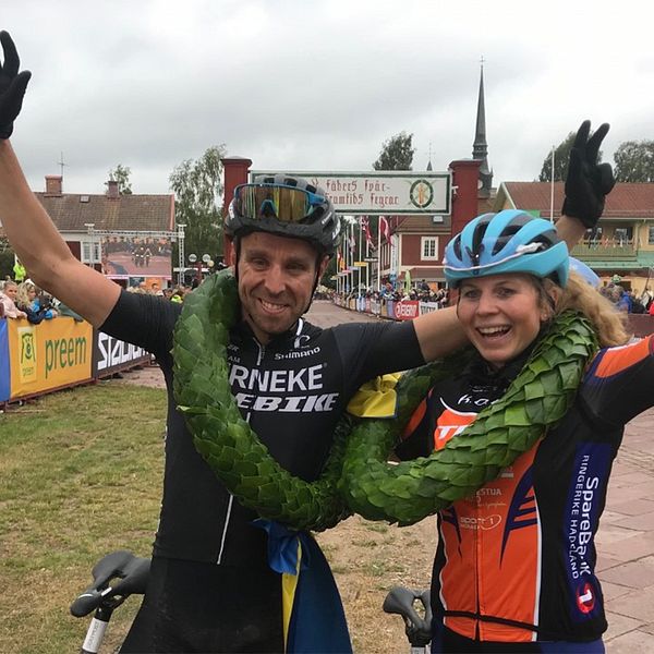 Emil Lindgren och Elisabeth Sveum jublar efter sina segrar i Cykelvasan.