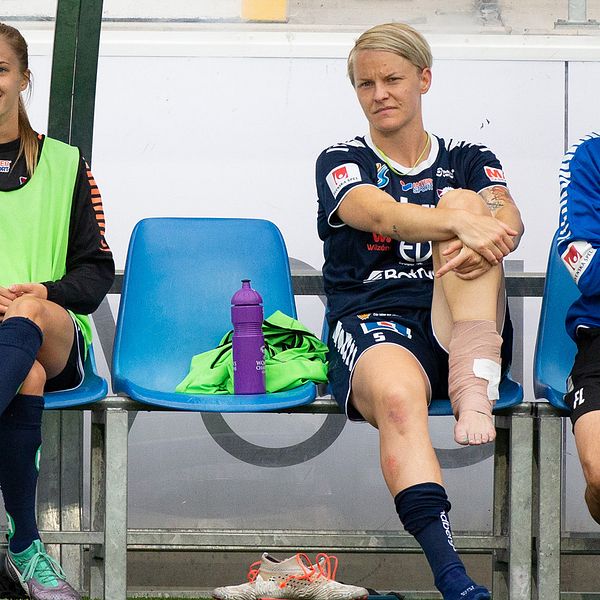 Linköpings Nilla Fischer med lindat ben på bänken under fotbollsmatchen i Damallsvenskan mellan Linköping och Kristianstad den 10 augusti 2019 i Linköping.