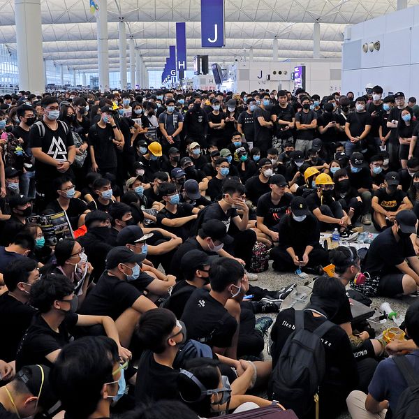 Demonstranter vid Hongkongs flygplats.