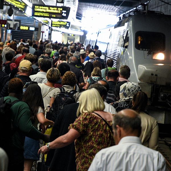 Passagerarna köar för att komma med ett försenat X2000-tåg till Stockholm. Arkivbild.