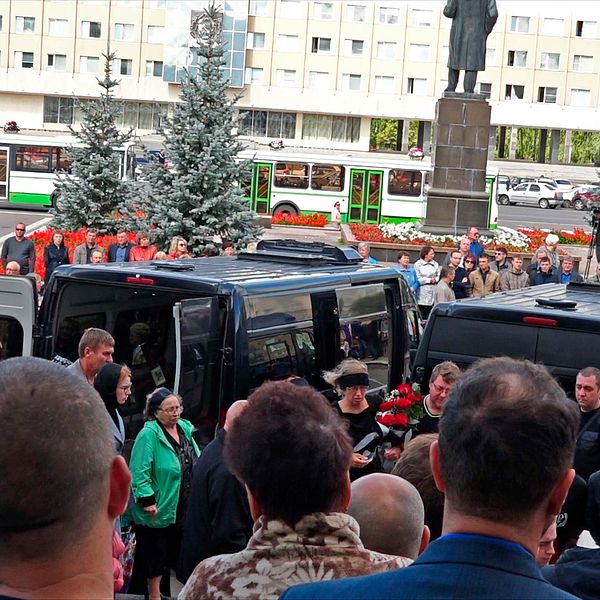 Människor samlas för en minnesceremoni för de fem ryska kärnkraftsingenjörer som dog i explosionen vid Vita havet.