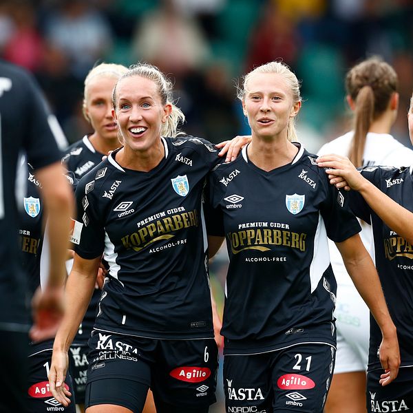 Göteborgs skytteligaledare Rebecka Blomqvist, mitten, flankerad av landslagsspelarna Julia Roddar, till vänster, och Julia Zigiotti Olme, till höger. Arkivbild.