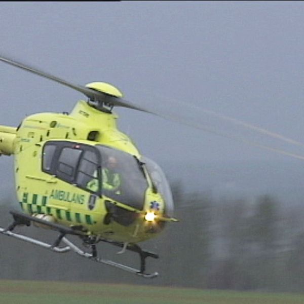 en ambulanshelikopter som flyger nära marken