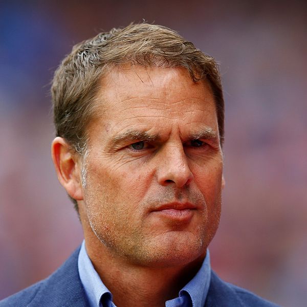 Frank de Boer ångrar sig ett sitt uttalande om lönerna inom damfotbollen.