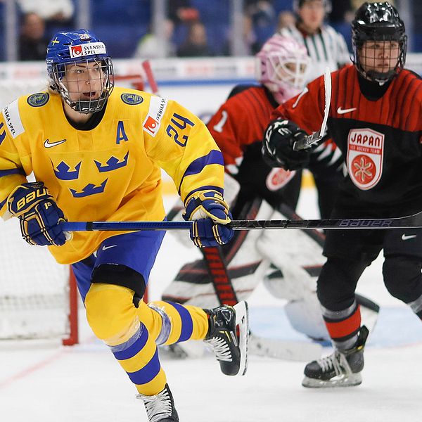 Erika Grahm, Sverige, och Japans Kanami Seki under ishockey-VM tidigare i år.