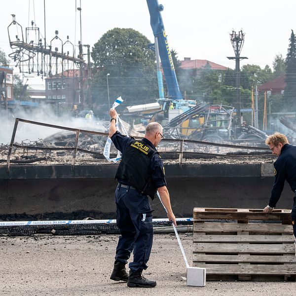 Polisen utreder storbranden som en grov mordbrand.