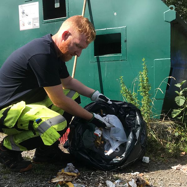 Miljöarbetaren Peter Callander städar upp på en återvinningsstation i Falkenberg.