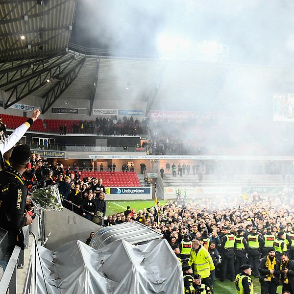 Arenan i Kalmar bara minuter efter AIK:s SM-guld den 11 november ifjol. KFF:s säkerhetschef riskerar åtal för att ha brutit mot ordningslagen.