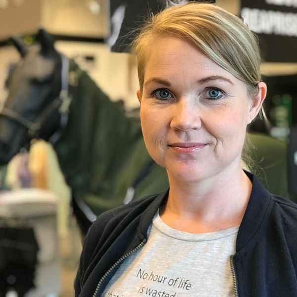 Åsa Schönborg säljer tillbehör till hästar och hundar.