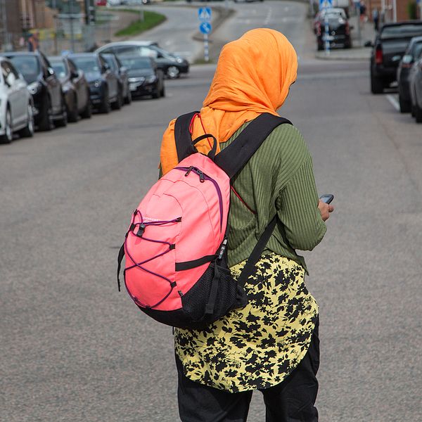Kvinna med slöja promenerar på gata i Halmstad.