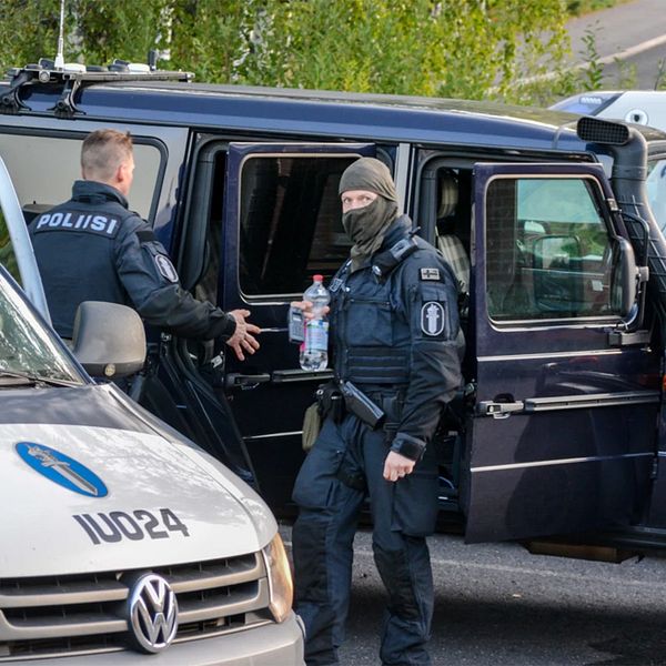 Poliser på plats vid ett daghem i Estbacka, den förort utanför Borgå där en omfattande polisinsats genomfördes under natten mot söndag.