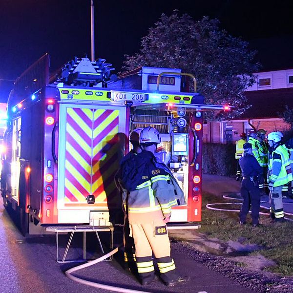 Räddningstjänst på plats vid det radhus i Malmö där en brand bröt ut på söndagskvällen