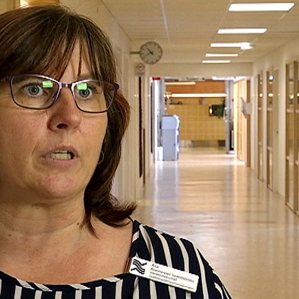 Åsa Bonnevier Svärdström står i en sjukhuskorridor.