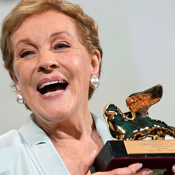 Julie Andrews fick ett Guldlejon i Venedig för sin långa karriär