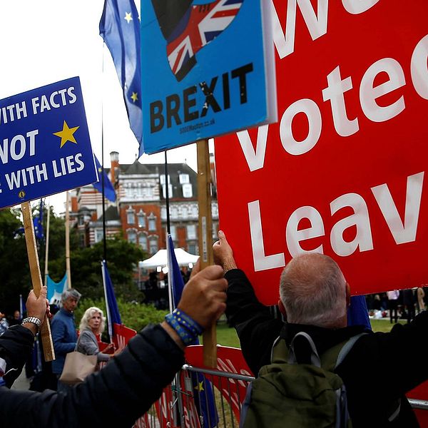 Personer som håller plakat för och emot brexit utanför brittiska parlamentet.