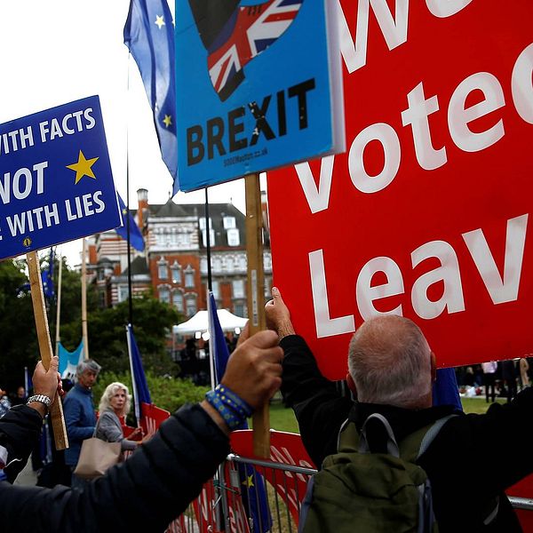 Personer som håller plakat för och emot brexit utanför brittiska parlamentet.