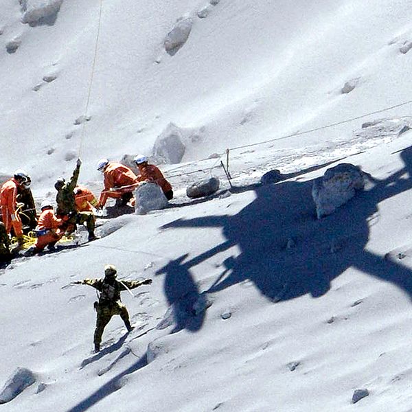 En skadad person hämtas med helikopter. Över 500 personer deltar i räddningsaktionen på vulkanen Ontake.