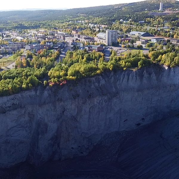 Flygbild över Malmberget och den stora gropen precis bredvid.