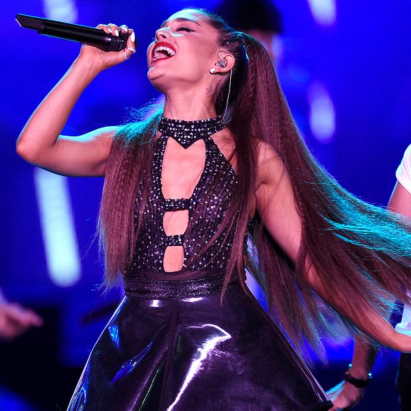 Amerikanska artisten Ariana Grande uppträder