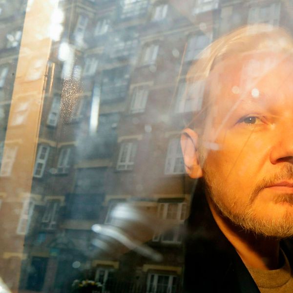 Wikileaks grundare Julian Assange i ett fordon efter en rättegång i London.