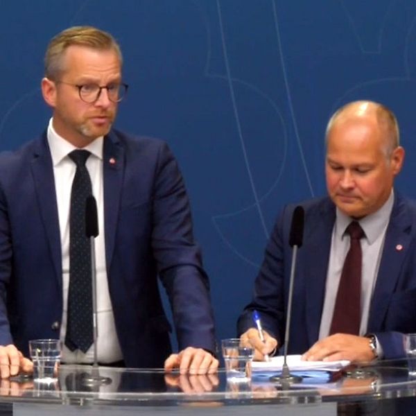 Justitie- och migrationsminister Morgan Johansson och inrikesminister Mikael Damberg håller presskonferens efter dagens förhandlingar om gängvåldet.