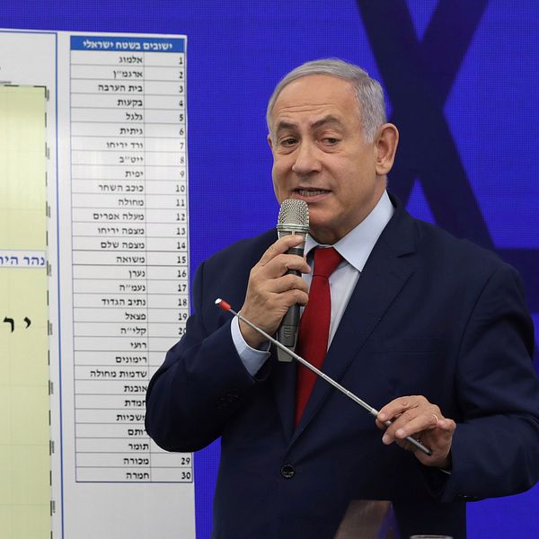 Benjamin Netanyahu pekar på en karta av Jordandalen.