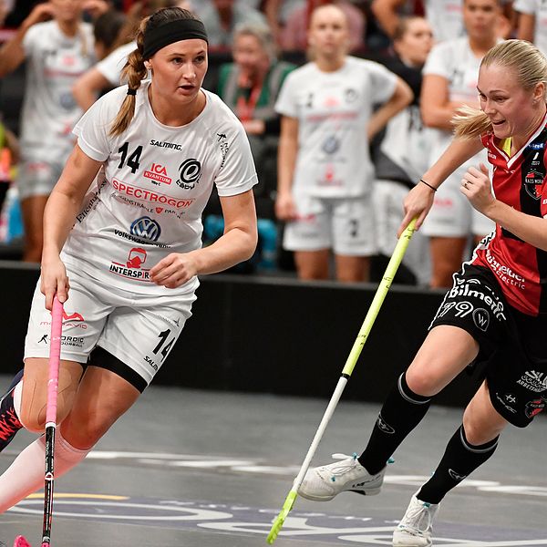 Täbys Moa Tschöp och Kais Moras Malin Alkelöw under SM-finalen i våras.