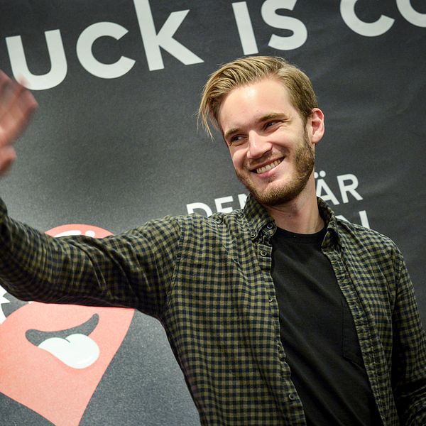 Svenske Youtube-stjärnan Pewdiepie drar tillbaka en planerad donation till en judisk organisation efter kritik från fans.