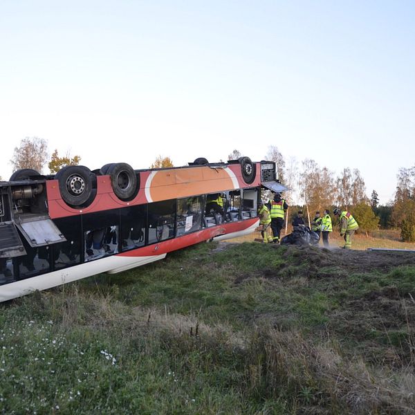 Flera personer skadades sent på onsdagseftermiddagen i bussolycka öster om Linköping.
