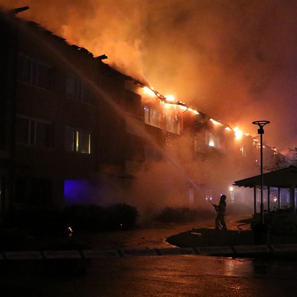 En kraftig brand har brutit ut i ett flerbostadshus i Enköping. Hela huset, med ett trettiotal lägenheter, utryms av polisen under natten mot lördagen.