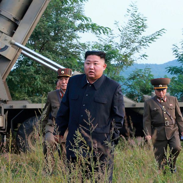 Nordkoreas diktator Kim Jong-Un vid en mobil avfyringsramp. Positionen är okänd och bilden distribuerades av den statliga nyhetsbyrå KCNA den 10 september 2019.