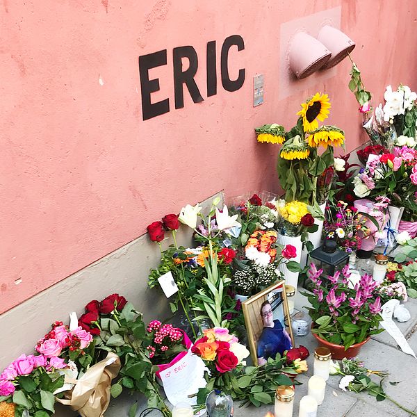 Blommor, ljus och hyllningar vid den plats där Eric Torell sköts.