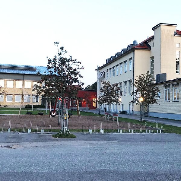 Efter onsdagens hot så ekade det tomt på skolgårdarna i Valdemarsvik under torsdagen, eftersom kommunen valde att hålla verksamheterna stängda.