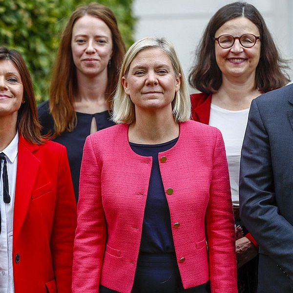 Ministrarna Ardalan Shekarabi, Eva Nordmark, Åsa Lindhagen, Magdalena Andersson, Anna Ekström och Stefan Löfvenutanför länsresidenset i Jönköping.