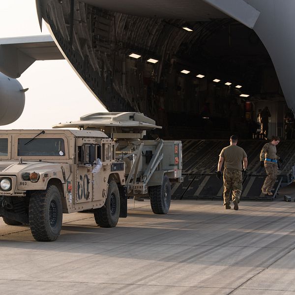Arkivbild: Amerikansk militär materiel lastas av på flygbasen Prins Sultan i Saudiarabien den 29 juni 2019.