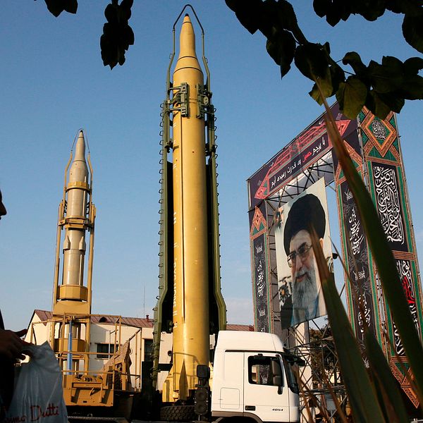 Irans mobila och markbaserade ballistiska medeldistansrobotar Ghadr-H och Sejjil visas upp i huvudstaden Teheran den 24 september 2017.