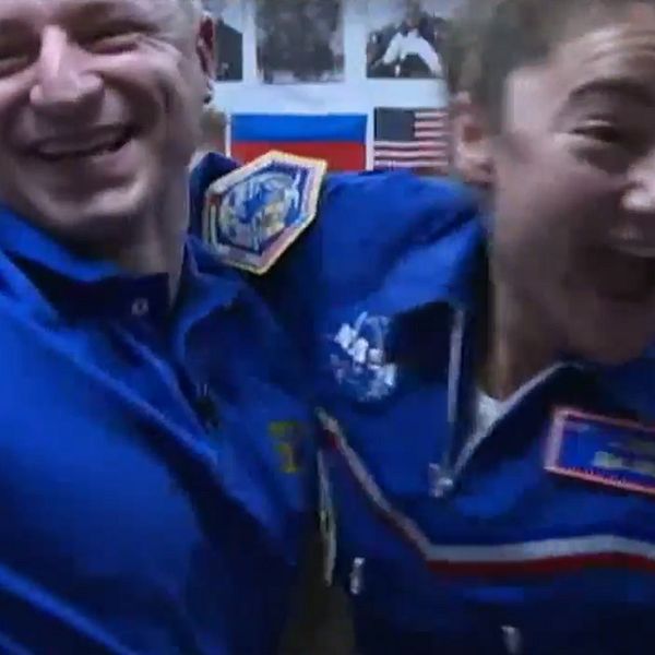 Jessica Meir (t.h) när hon och besättningen välkomnas med kramkalas på den internationella rymdstationen ISS. Bilden är från NASA:s direktsändning.