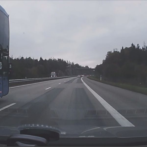 Blå västtrafikbuss på motorväg.