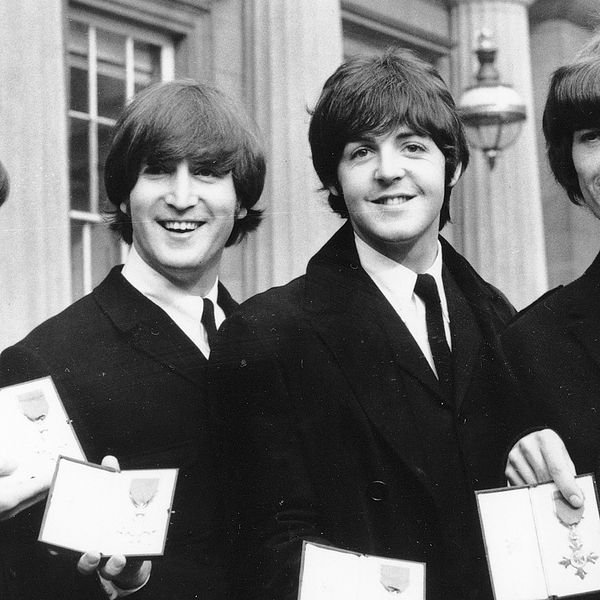 The Beatles-medlemmarna Ringo Starr, John Lennon, Paul McCartney och George Harrison vid en ceremoni vid Buckingham Palace i London 1965.