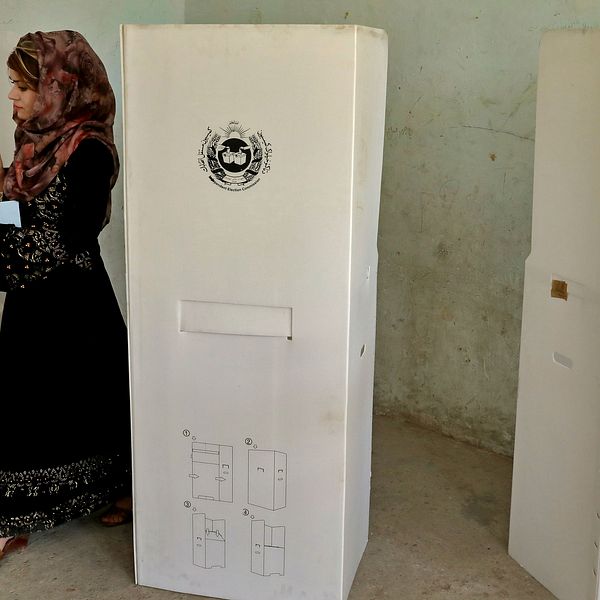 En kvinna röstar i en vallokal i huvudstaden Kabul.