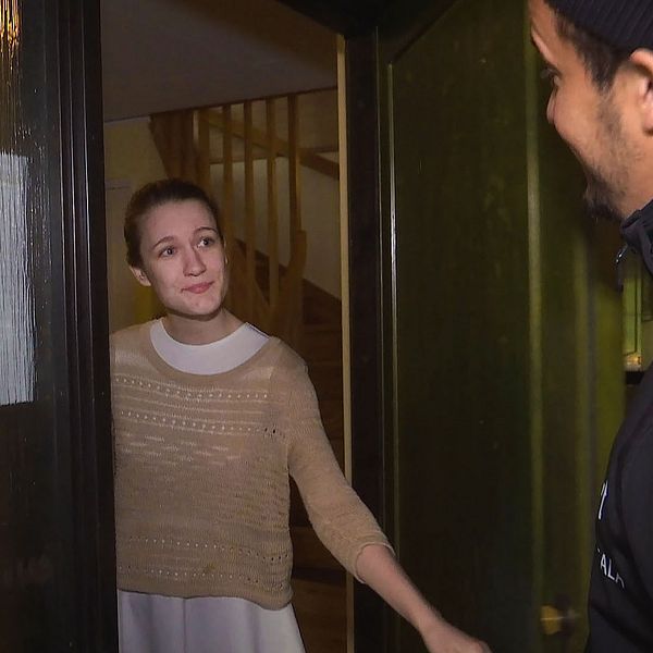 Intervjupersonen, Thess Lorin, öppnar dörren för SVT:s reporter. Thess hyrde en lägenhet och betalade överhyra.