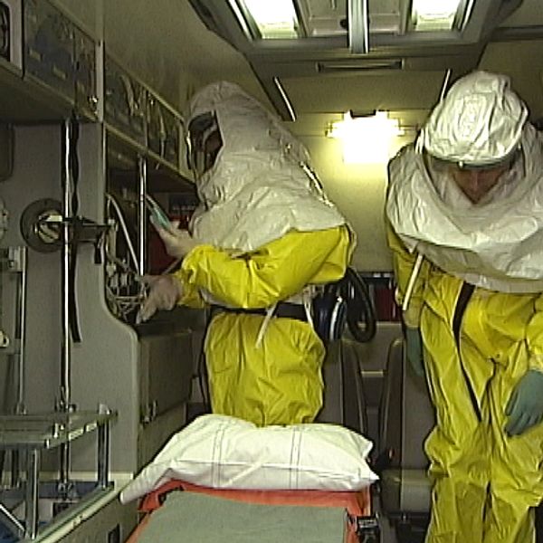 Svenska myndigheter har nu beslutat att skicka hjälparbetare till Västafrika för att delta i bekämpningen av Ebola. På onsdagen visade man upp hur en eventuellt smittat svensk ska kunna flygas hem på ett säkert sätt för att få vård på landets enda specialklinik vid US i Linköping.