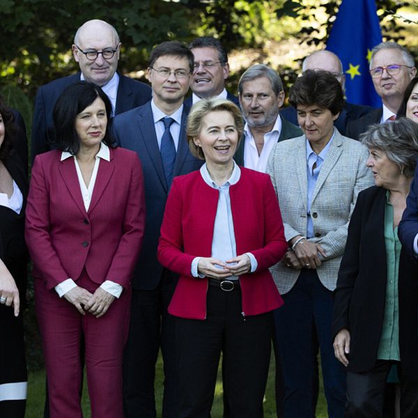 EU-kommissionens nya ordförande Ursula von der Leyen (i rött i mitten) och en del av de föreslagna kandidaterna till EU:s nya ”regering”.De ska nu frågas ut av EU-parlamentet.