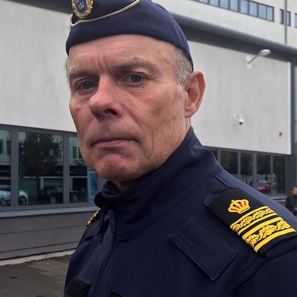 Sven Holgersson, lokalpolisområdeschef i Helsingborg, utanför polishuset.