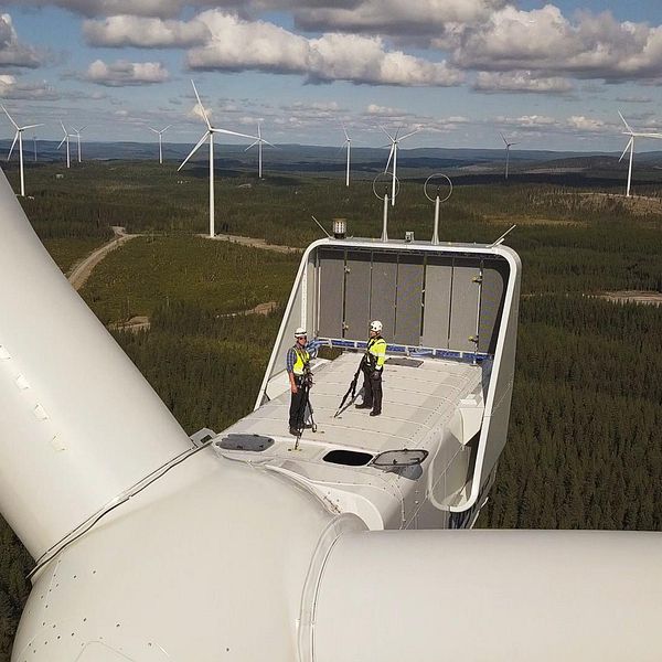 Två människor på ett vindkraftverk