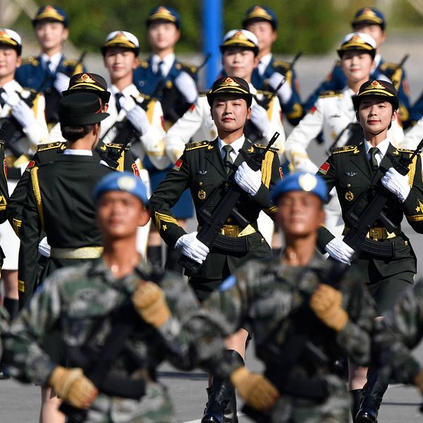 Kinesiska soldater övar inför 70-årsjubileet av grundandet av Folkrepubliken Kina.