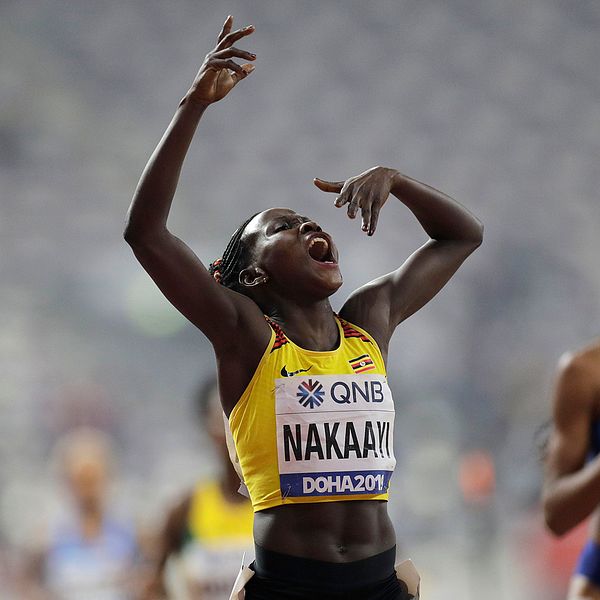 Halimah Nakaayi jublar efter VM-guldet på 800 meter.